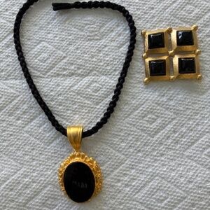 CHARMING ENSEMBLE OF NECKLACE AND BROOCH SET IN BRUSHED GOLD WITH ROPE "CHAIN".